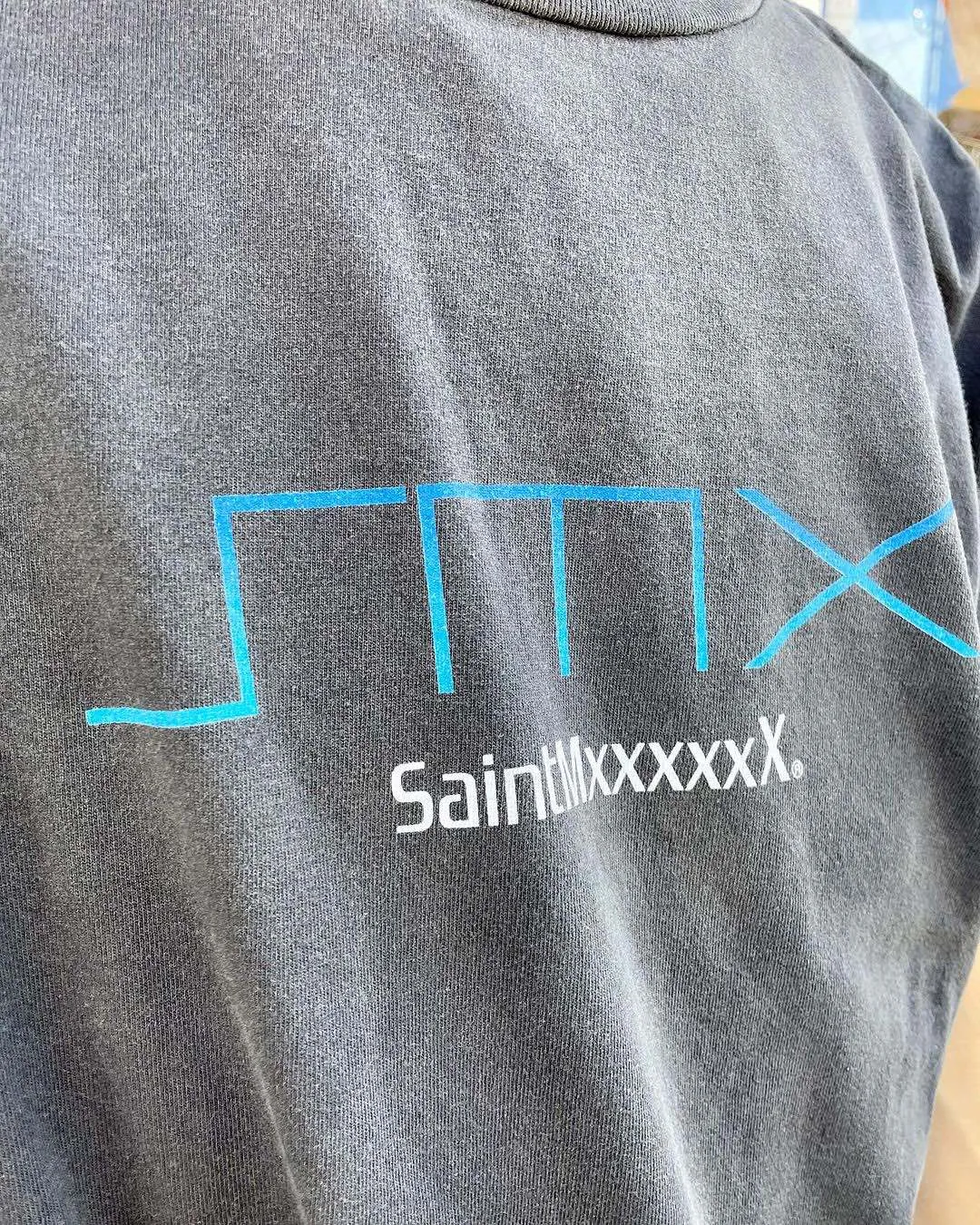 SAINT Mxxxxxx SM6 TEE/BLK latest model SM6 basic LOGO printed TEE, washed black S-XL, garment dyeing, heavy washing to make old, hanging holes, highly restored original printing, correct with anti-counterfeiting angel mark
